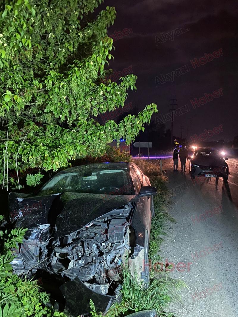 Hafif Ticari Araçla Otomobil Çarpıştı: Bagaj Kapağı Uçtu, Araç Yoldan Çıktı 1 Ağır Yaralı