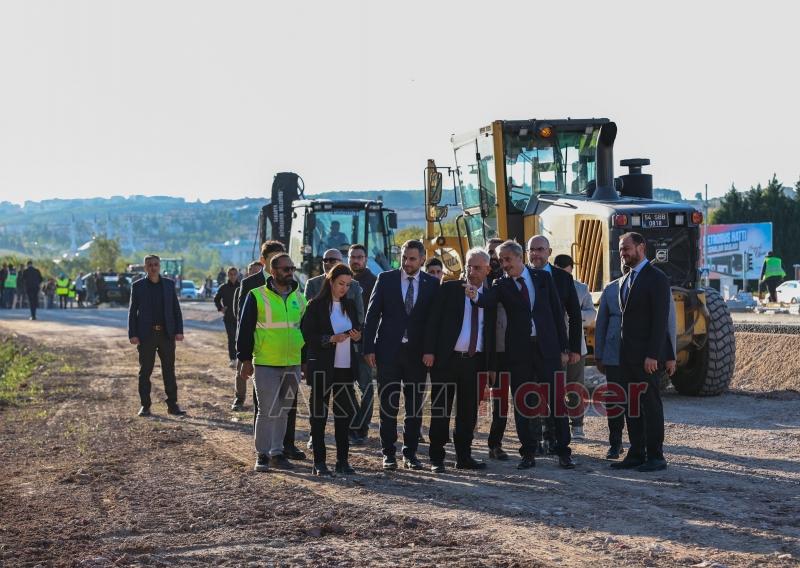 Sakarya'da metrobüs hattında ilk asfalt atıldı
