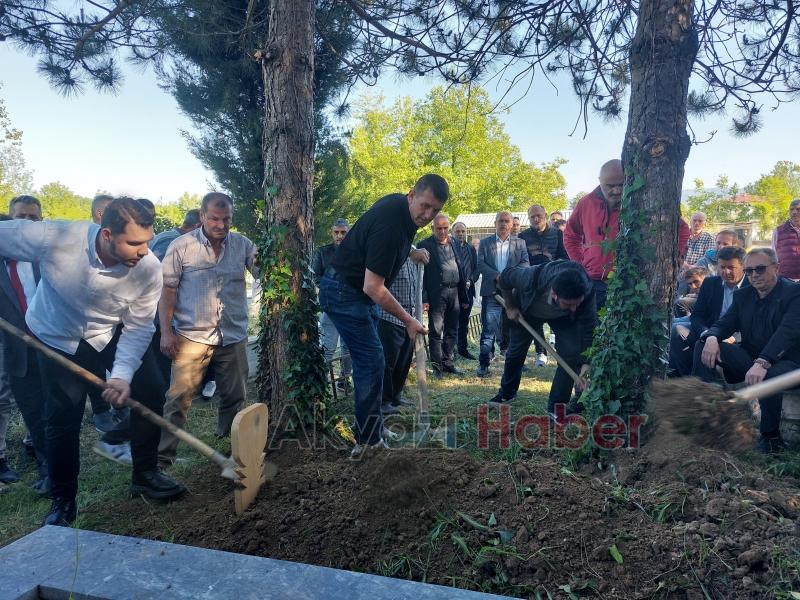 Mübeyyen Öztürk e Gözyaşları ve Dualarla Veda