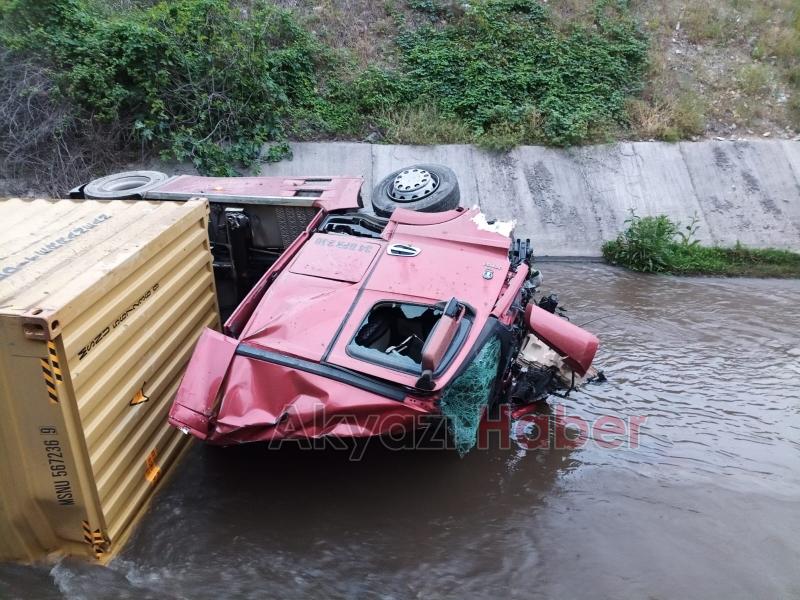 Tır dereye uçtu, sürücü öldü