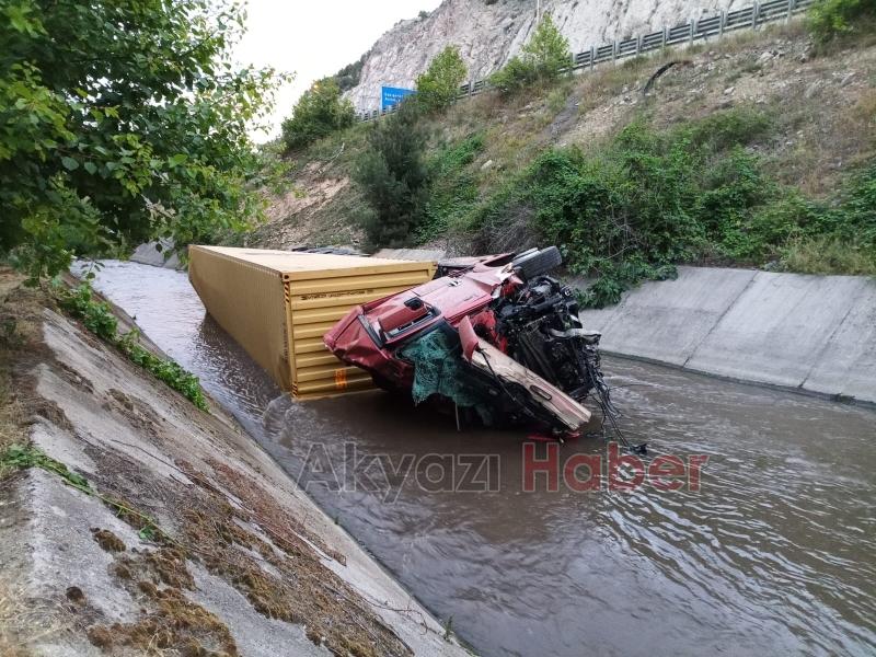 Tır dereye uçtu, sürücü öldü