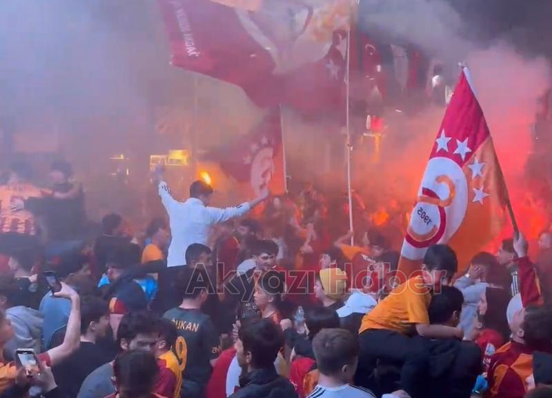 Galatasaray taraftarları Akyazı da şampiyonluğu kutladı