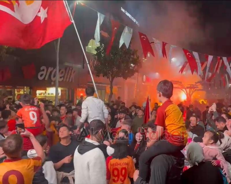 Galatasaray taraftarları Akyazı da şampiyonluğu kutladı