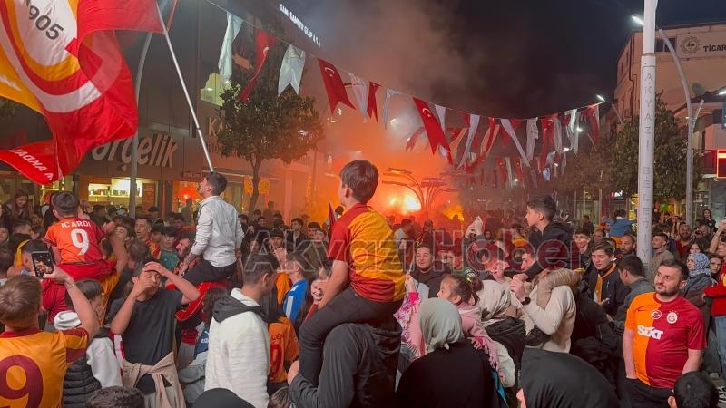 Galatasaray taraftarları Akyazı da şampiyonluğu kutladı