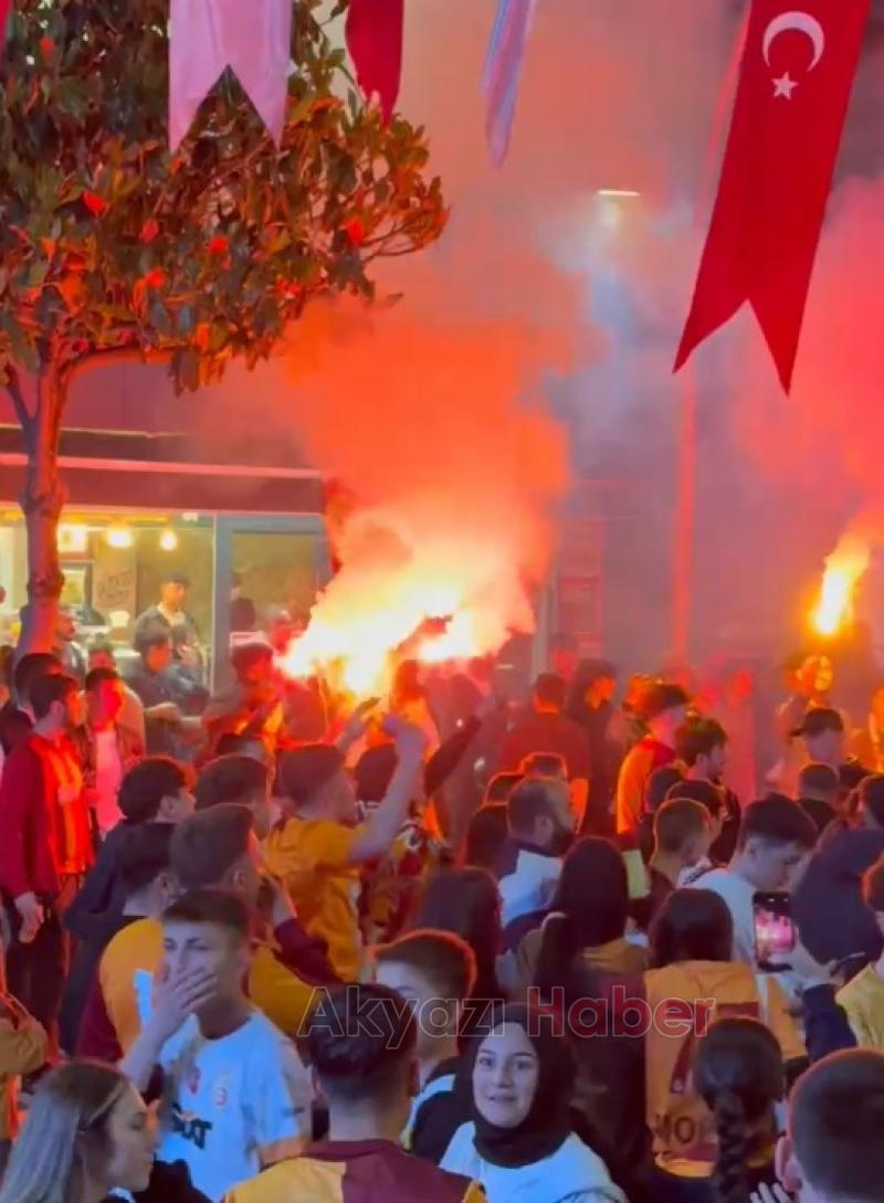 Galatasaray taraftarları Akyazı da şampiyonluğu kutladı