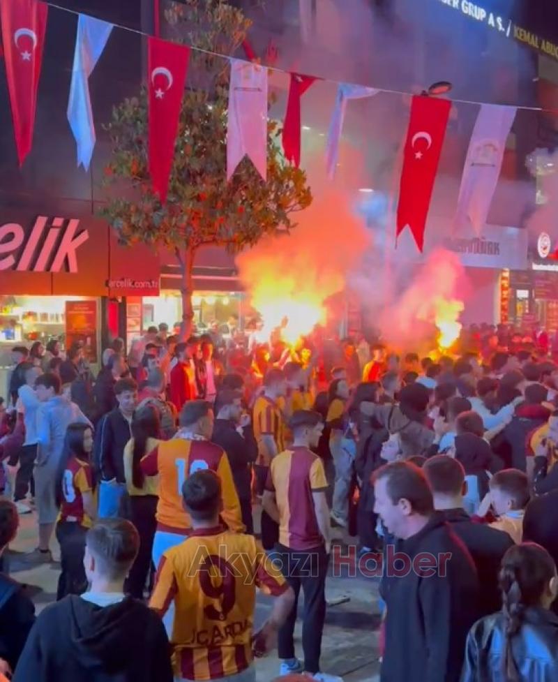 Galatasaray taraftarları Akyazı da şampiyonluğu kutladı