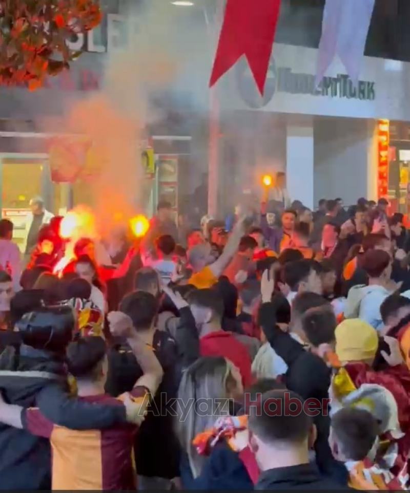 Galatasaray taraftarları Akyazı da şampiyonluğu kutladı