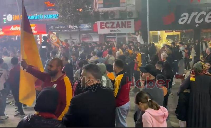 Galatasaray taraftarları Akyazı da şampiyonluğu kutladı