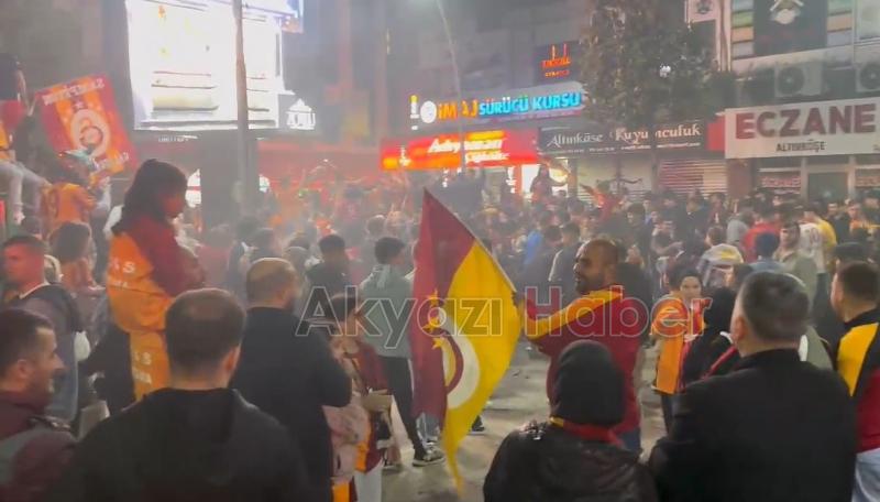 Galatasaray taraftarları Akyazı da şampiyonluğu kutladı