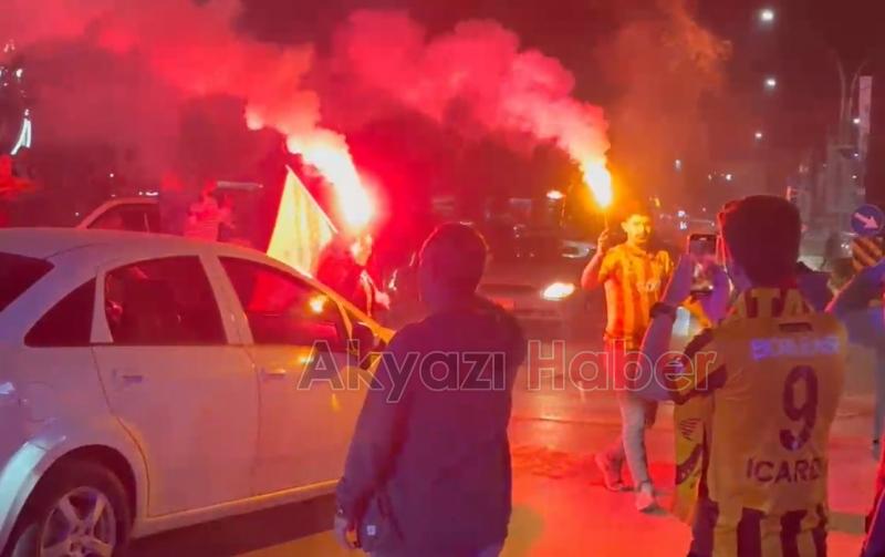 Galatasaray taraftarları Akyazı da şampiyonluğu kutladı