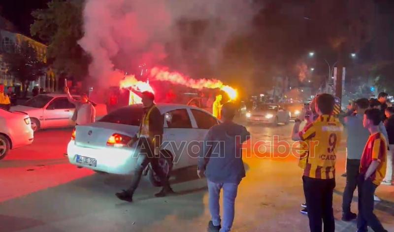 Galatasaray taraftarları Akyazı da şampiyonluğu kutladı