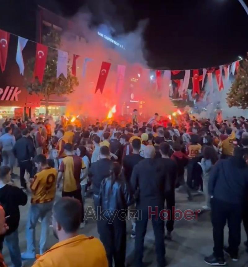 Galatasaray taraftarları Akyazı da şampiyonluğu kutladı