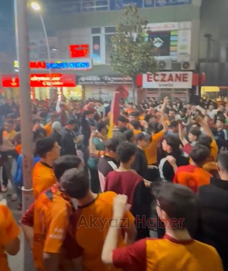 Galatasaray taraftarları Akyazı da şampiyonluğu kutladı