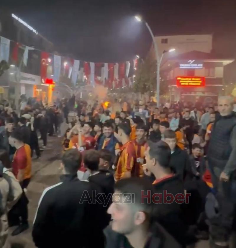 Galatasaray taraftarları Akyazı da şampiyonluğu kutladı