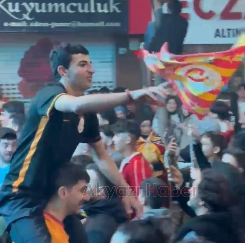 Galatasaray taraftarları Akyazı da şampiyonluğu kutladı