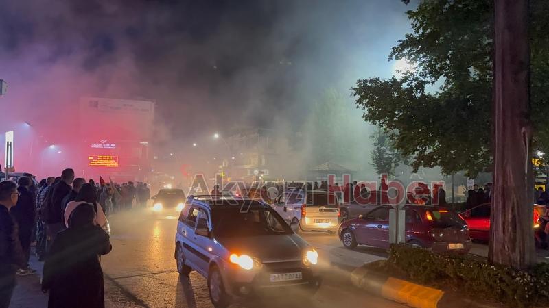 Galatasaray taraftarları Akyazı da şampiyonluğu kutladı