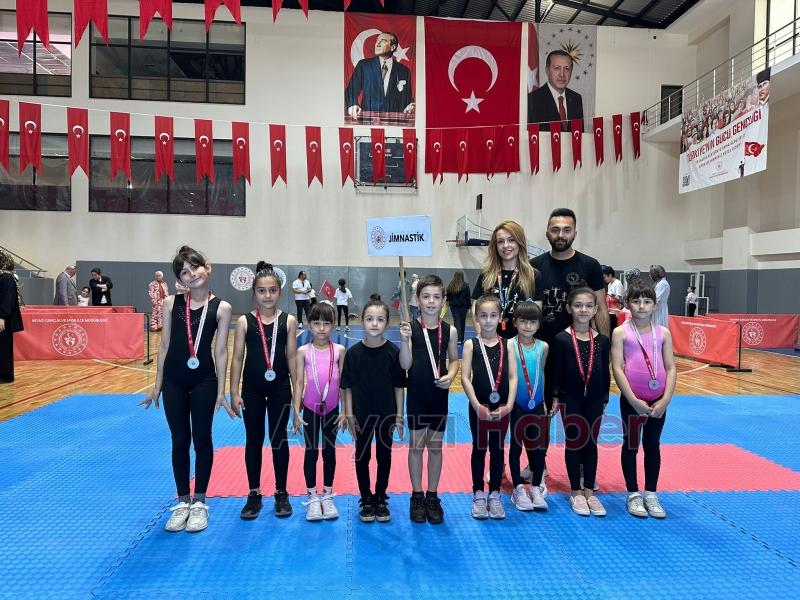 Akyazılı cimnastikçiler yarışmada gururlandırdı