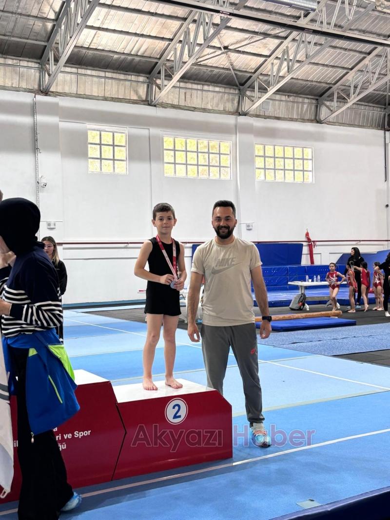 Akyazılı cimnastikçiler yarışmada gururlandırdı