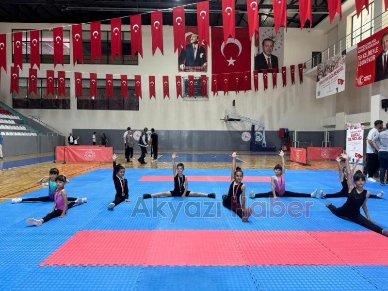 Akyazılı cimnastikçiler yarışmada gururlandırdı