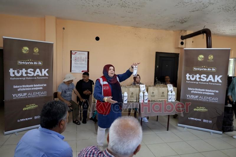 Büyükşehir ekibi sahada çiftçilere feromon tuzağı ulaştırıyor