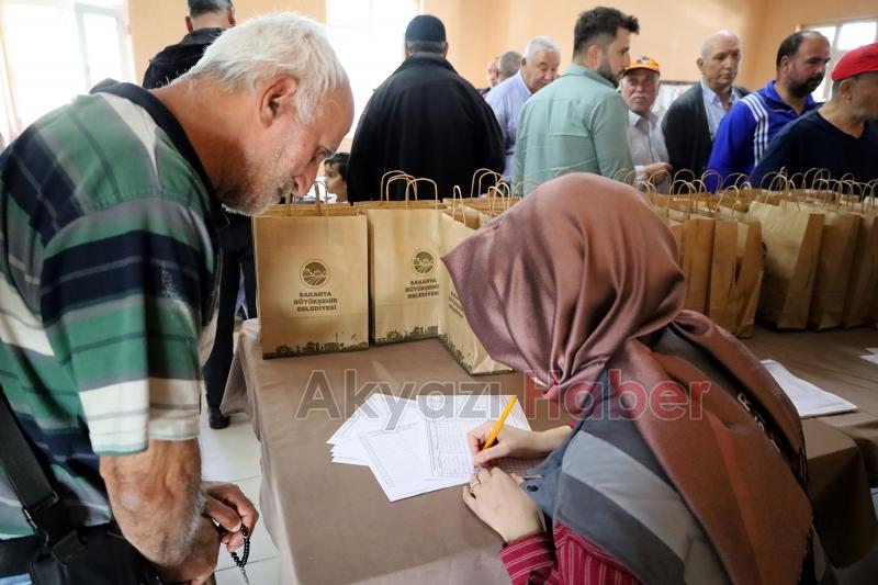 Büyükşehir ekibi sahada çiftçilere feromon tuzağı ulaştırıyor