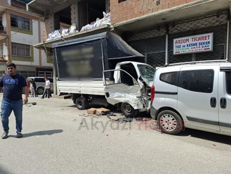 Kontrolden çıkan kamyonet park halindeki araçlara çarptı