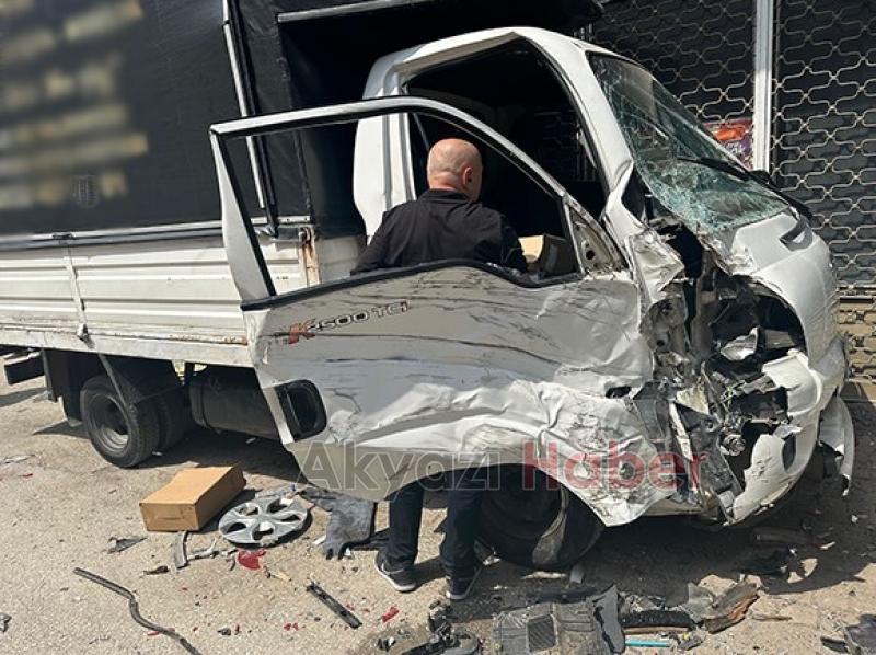 Kontrolden çıkan kamyonet park halindeki araçlara çarptı