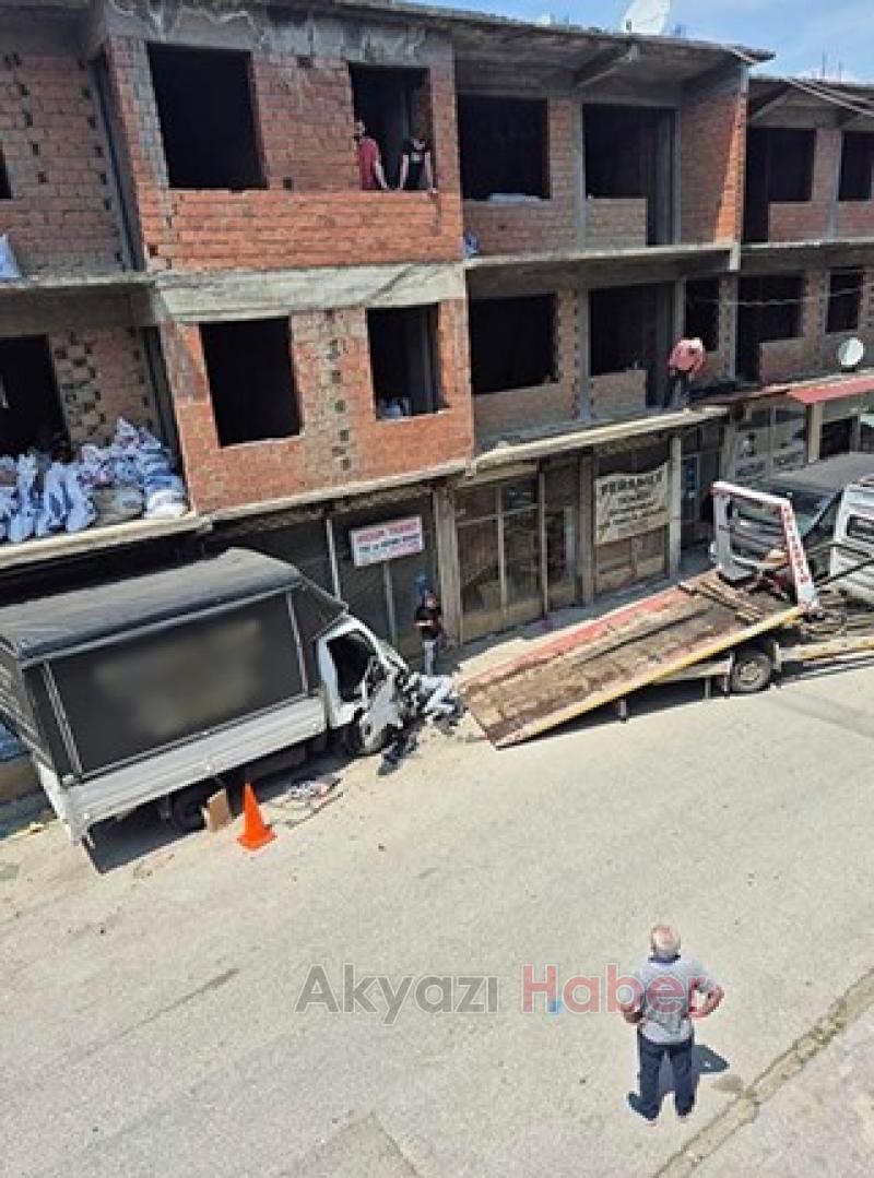 Kontrolden çıkan kamyonet park halindeki araçlara çarptı