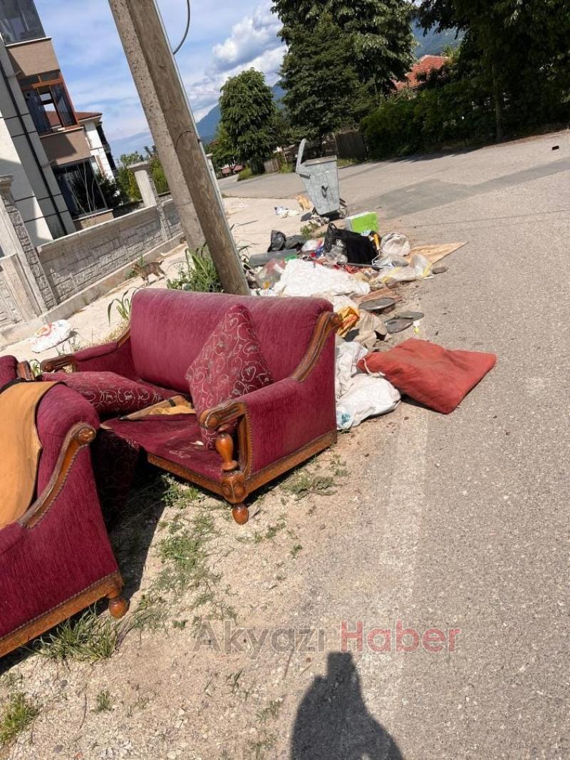 Yol kenarına atılan mobilya ve inşaat atıkları tepki topladı