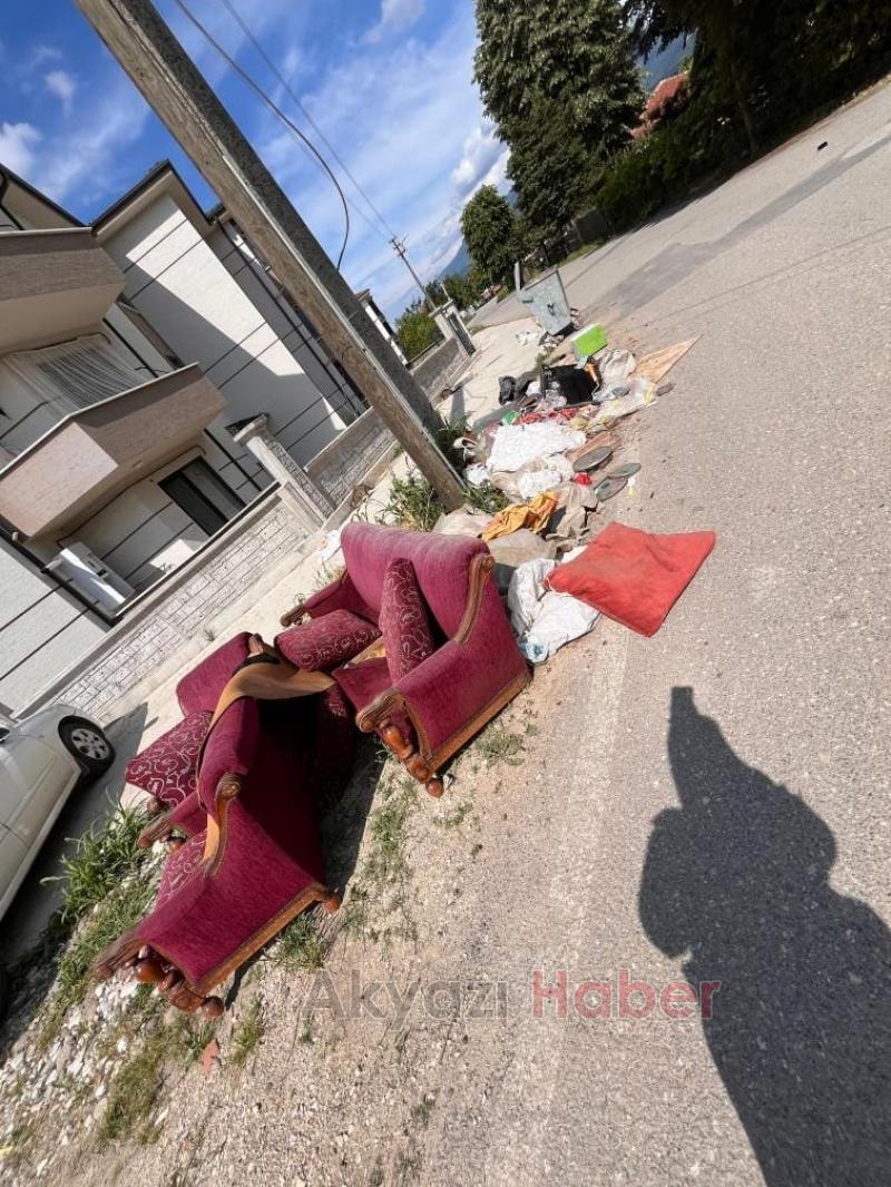 Yol kenarına atılan mobilya ve inşaat atıkları tepki topladı