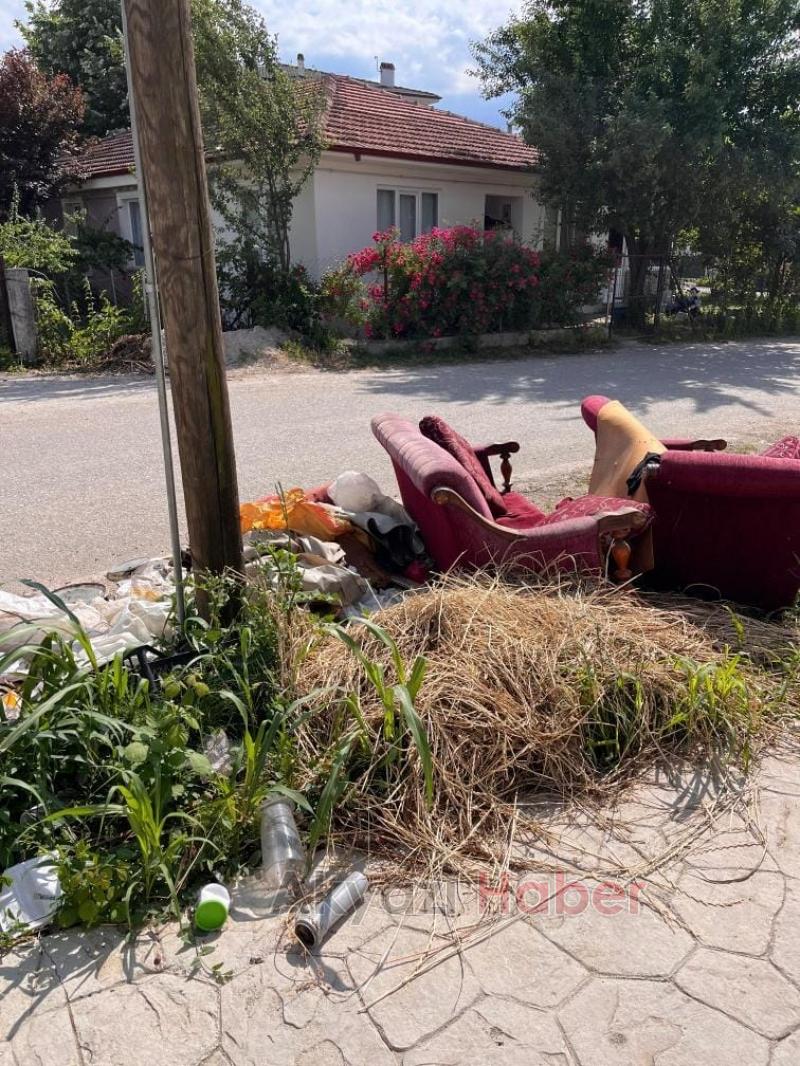 Yol kenarına atılan mobilya ve inşaat atıkları tepki topladı