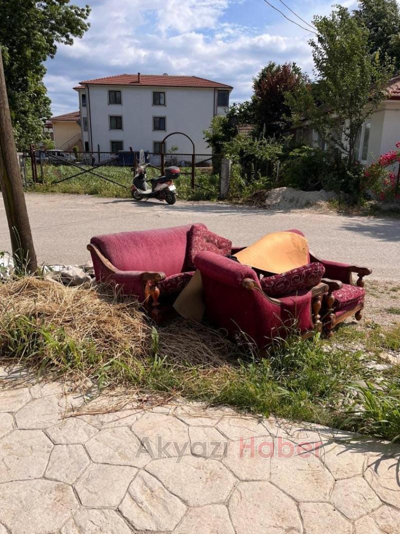 Yol kenarına atılan mobilya ve inşaat atıkları tepki topladı