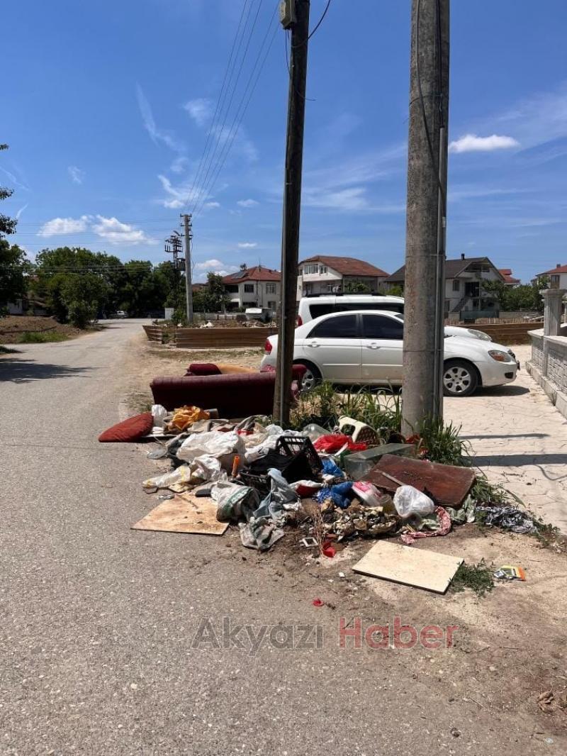 Yol kenarına atılan mobilya ve inşaat atıkları tepki topladı