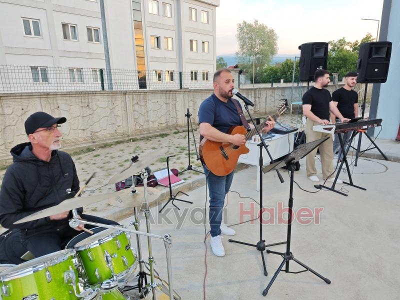 Akyazı’da Duygusal Mezuniyet Töreni: 4 Yıllık Emek Taçlandı