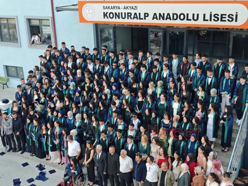 Akyazı’da Duygusal Mezuniyet Töreni: 4 Yıllık Emek Taçlandı