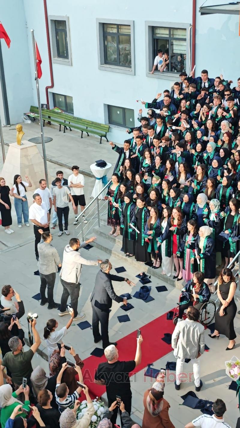 Akyazı’da Duygusal Mezuniyet Töreni: 4 Yıllık Emek Taçlandı