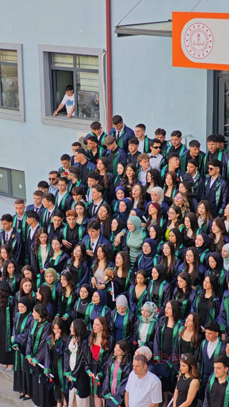 Akyazı’da Duygusal Mezuniyet Töreni: 4 Yıllık Emek Taçlandı
