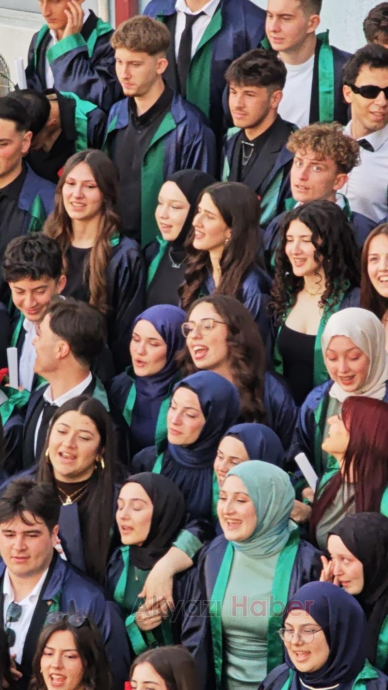 Akyazı’da Duygusal Mezuniyet Töreni: 4 Yıllık Emek Taçlandı