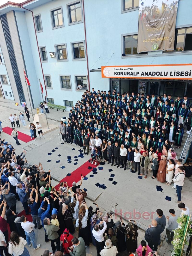 Akyazı’da Duygusal Mezuniyet Töreni: 4 Yıllık Emek Taçlandı