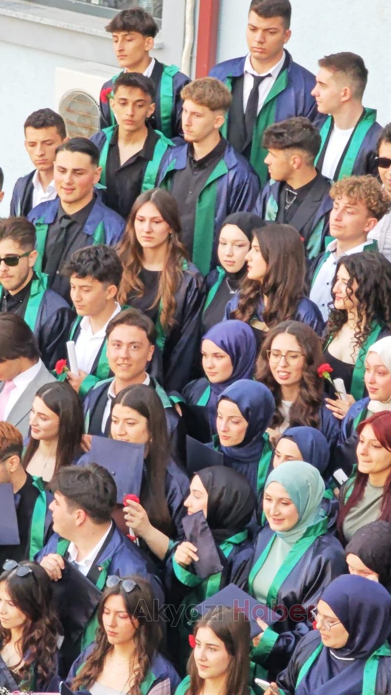 Akyazı’da Duygusal Mezuniyet Töreni: 4 Yıllık Emek Taçlandı