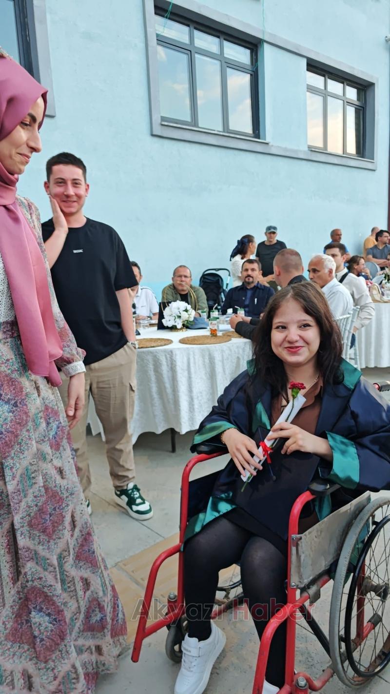 Akyazı’da Duygusal Mezuniyet Töreni: 4 Yıllık Emek Taçlandı