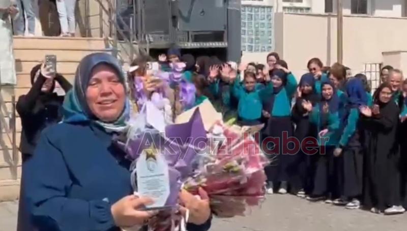 Emekli olan Gülen öğretmene sürpriz uğurlama