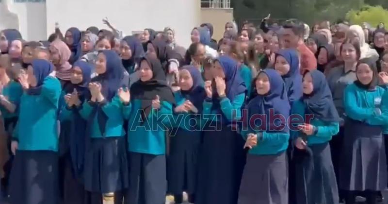 Emekli olan Gülen öğretmene sürpriz uğurlama