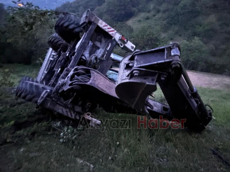 Yamaçtan yuvarlanan iş makinesinin operatörü atlayarak kurtuldu