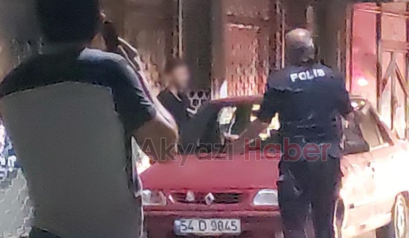 Akyazı'da gerilim dolu dakikalar: Polis ikna edip genci kurtardı
