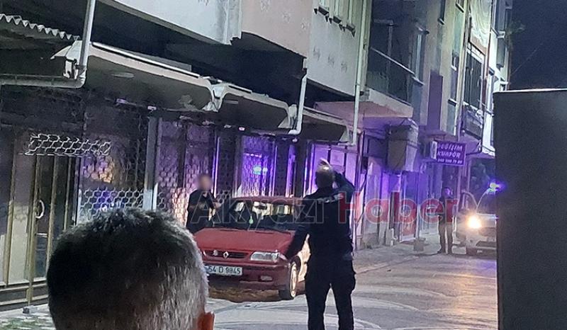 Akyazı'da gerilim dolu dakikalar: Polis ikna edip genci kurtardı