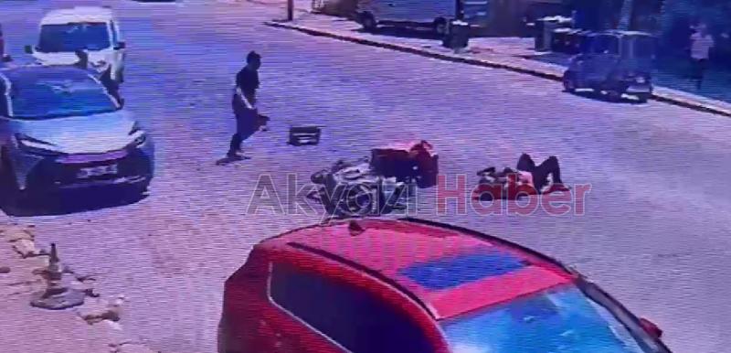 Açılan araç kapısı moto kuryeyi yaraladı