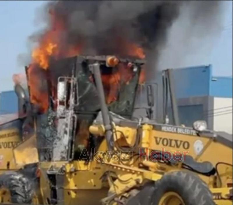 Belediyeye ait iş makinesi yandı