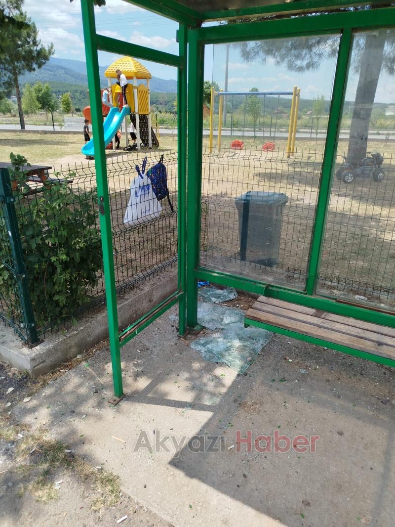 Durağın camları kırıldı, Mahalleli tepkili