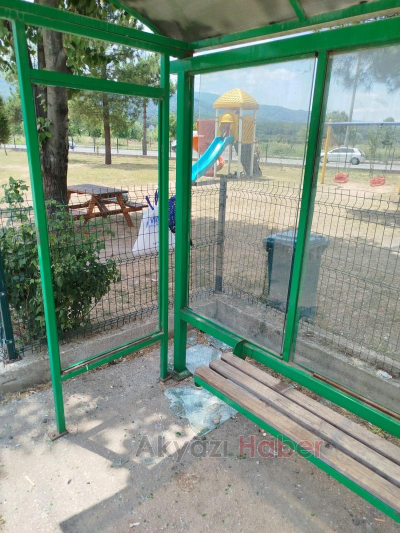 Durağın camları kırıldı, Mahalleli tepkili